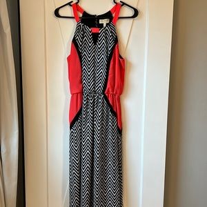 Maxi dress in black and pink